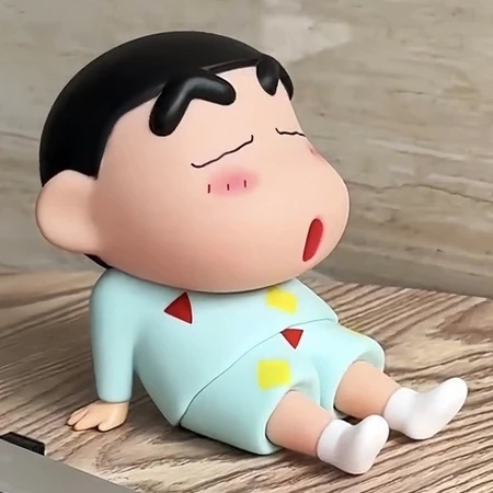 Crayon Shin-Chan ที่วางโทรศัพท์ Kawaii อะนิเมะเดสก์ท็อปเครื่องประดับการ์ตูนดูทีวีสนับสนุนน่ารักตุ๊กตาตกแต่งของเล่นของขวัญ